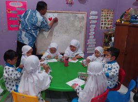 Mewarnai dan Menggambar bersama Pak Jamal Mewarnai dan Menggambar bersama Pak Jamal