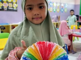 Kegiatan Pembelajaran Membuat Kreasi Pelangi di TK B Permata Hati